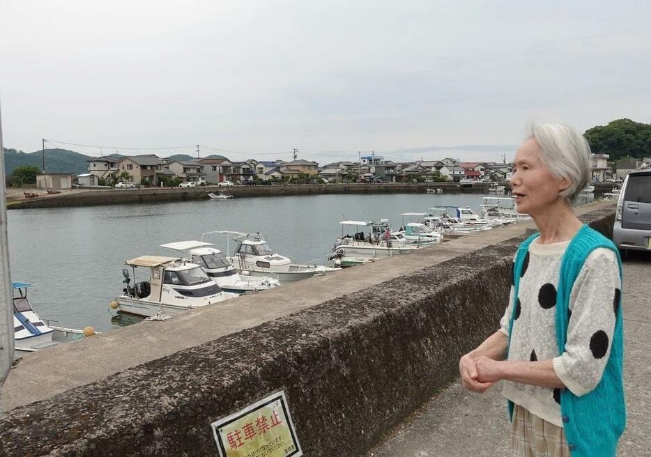 原爆が投下された当時に遊んでいた場所の付近に立つ松尾栄千子さん。2023年6月13日、長崎市網場町で