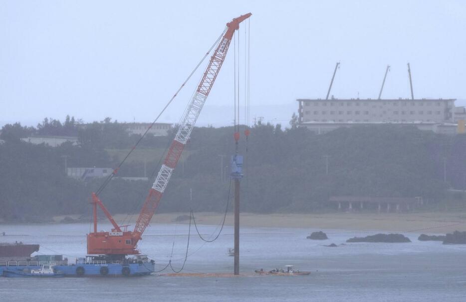 沖縄県名護市辺野古沖の大浦湾で、海中に金属製のくいを下ろすクレーン船＝20日午後2時14分