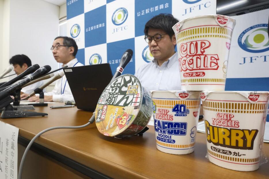 日清食品に対する警告についての公取委の記者会見＝22日午後、大阪市