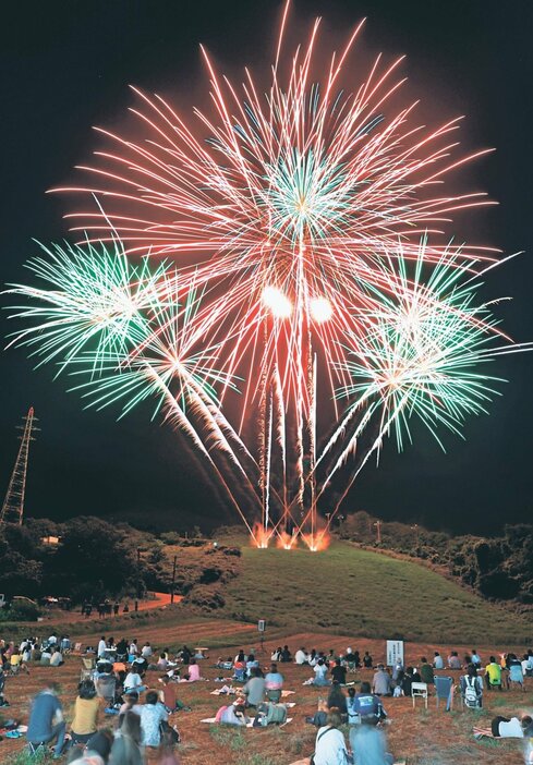 夜空を染める打ち上げ花火＝旧猿倉山スキー場（多重露光）