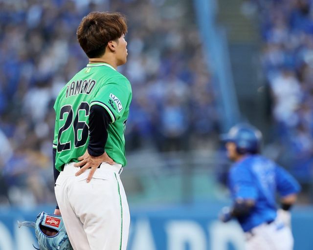 2本の本塁打を浴びるなど3回5失点で降板したヤクルト先発の山野太一投手(写真：時事)