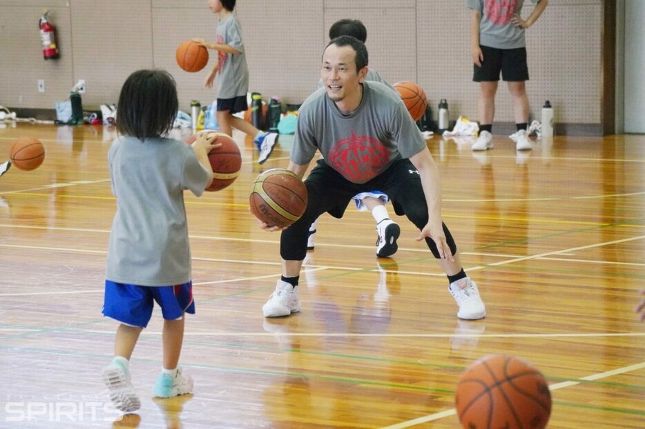 8月3日と4日、鎌倉市にある三菱電機鎌倉体育館では鎌倉市スポーツ協会と鎌倉市バスケットボール協会が主催のクリニックが開催されていた