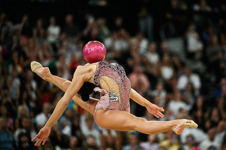 パリ五輪、新体操個人総合決勝。ボールの演技に臨むイタリアのソフィア・ラファエリ（2024年8月9日撮影）。