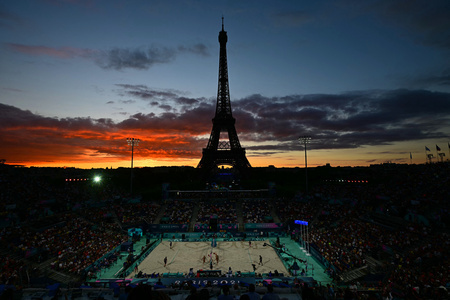 パリ五輪、ビーチバレー女子3位決定戦、オーストラリア対スイス。試合会場のエッフェル塔スタジアム（2024年8月9日撮影）。