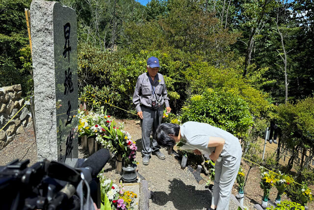 御巣鷹山「昇魂之碑」に深々とおじぎをするJALの鳥取社長（同社提供）