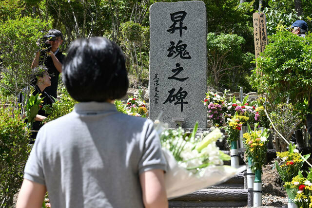 御巣鷹山「昇魂之碑」に献花するJALの鳥取社長＝24年8月12日 PHOTO: Tadayuki YOSHIKAWA/Aviation Wire