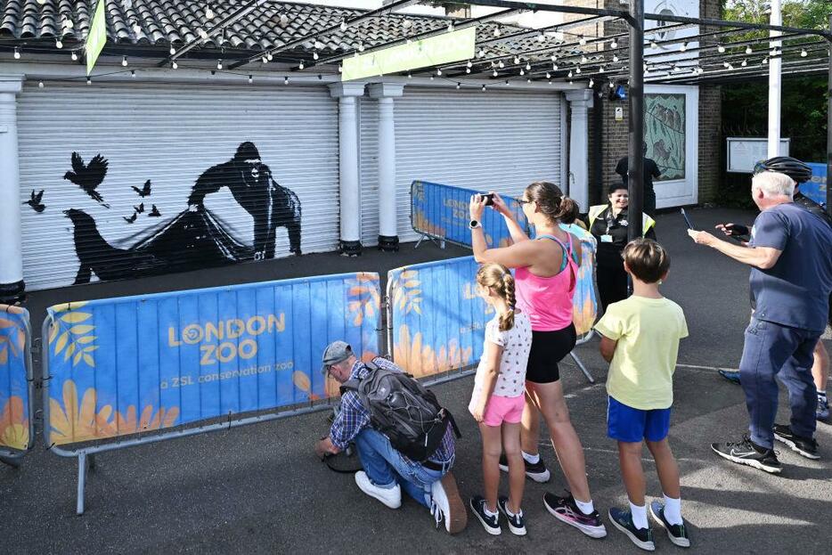 ロンドン動物園に登場した最後の作品の前で写真を撮る人々