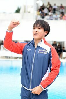 飛び込み男子高飛び込み決勝　入場でポーズを取る神田新（佐賀学園）=大分県別府市