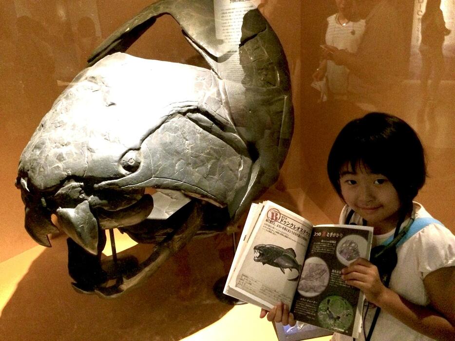 日菜子さんが5歳の頃に訪れた科博の特別展にて。幼い頃から図鑑を手に絶滅動物の展示をよく見にいっていた（提供写真）