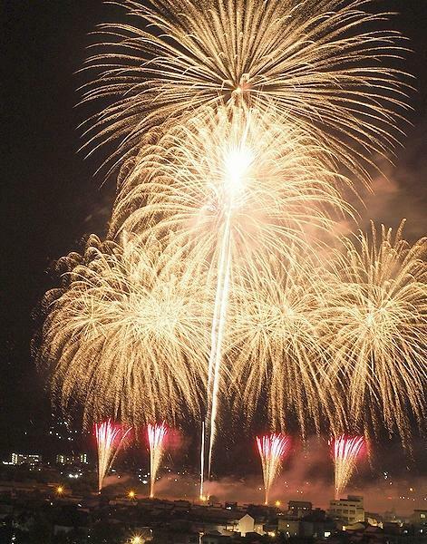 由良川に11年ぶりの花火が打ちあがる