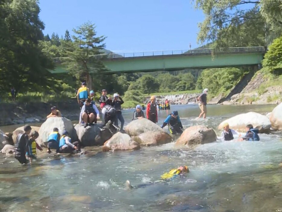 川について学ぶ子供たち 岐阜県下呂市の山之口川