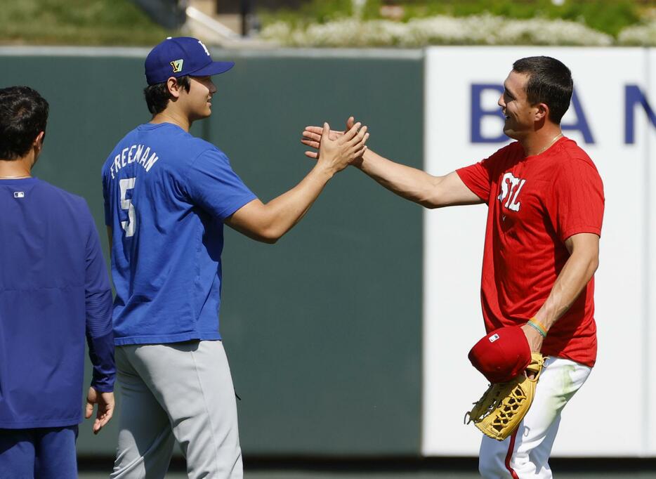 試合前、あいさつを交わすドジャース・大谷とカージナルスのヌートバー（右）＝セントルイス（共同）