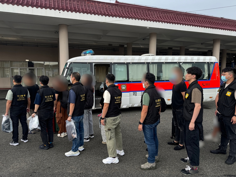 マカオ司法警察局から中国本土警察当局への引き渡しの様子＝2024年8月14日（写真：マカオ司法警察局）