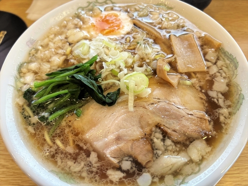 豚骨のうま味が漂う背脂醬油ラーメン