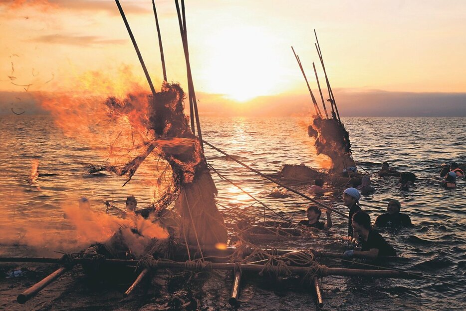 夕暮れの海で激しく燃える「ネブタ」＝滑川市の中川原海岸