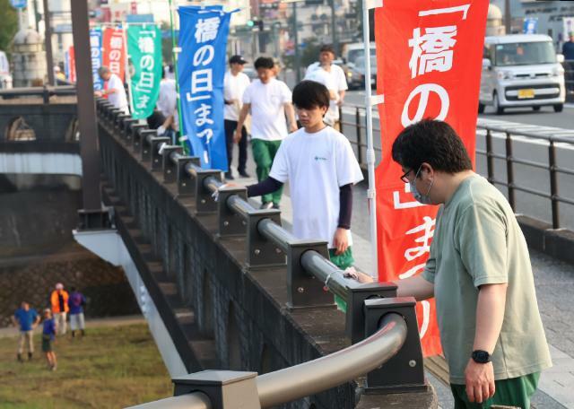 橋の日のイベントで安賀多橋を清掃する参加者