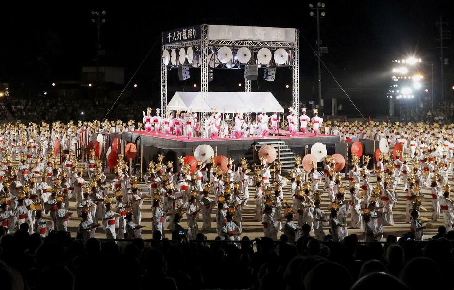 「山鹿灯籠まつり」のハイライトとなる「千人灯籠踊り」＝16日夜、熊本県山鹿市