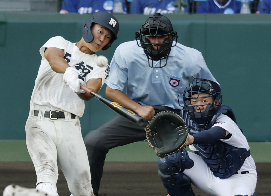 西日本短大付―菰野　3回表西日本短大付2死一、二塁、安田が右越えに2点三塁打を放つ。捕手栗本＝甲子園