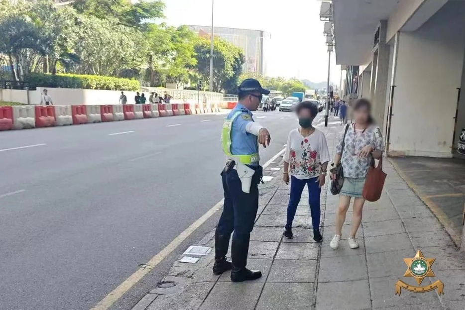 マカオ治安警察局が実施した歩行者の道路横断違反に対する取り締まりの様子＝マカオ半島・友誼大馬路（写真：マカオ治安警察局）