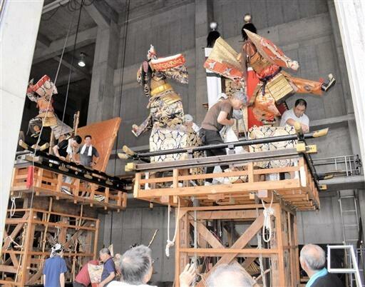 敦賀まつりで巡行する山車の飾り付けを行う住民ら=8月25日、福井県敦賀市みなとつるが山車会館