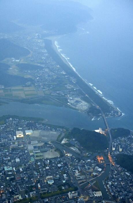 日向灘に面した宮崎県日南市の沿岸部。気象庁は南海トラフ巨大地震の臨時情報で「南海トラフ巨大地震の発生可能性が平常時に比べて相対的に高まっている」として注意情報を出した＝8日午後7時17分（共同通信社ヘリから）