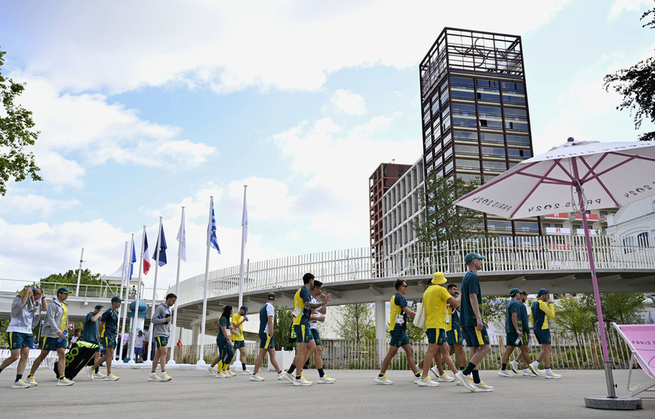 パリ五輪の選手村を歩く選手ら＝7月22日、パリ郊外（共同）