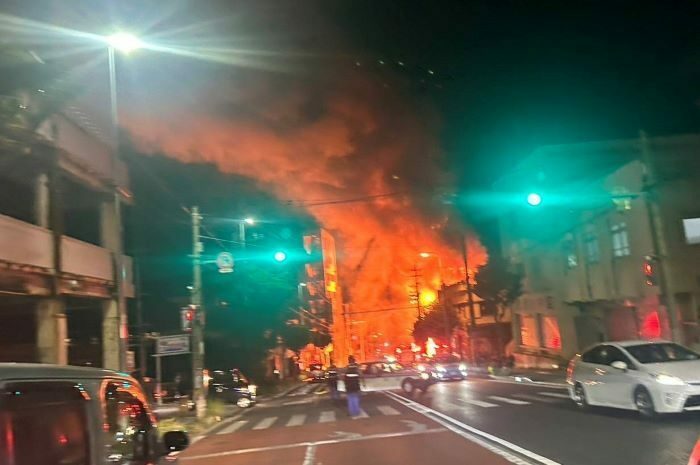 激しく火柱が上がる建物=18日、午後8時頃、沖縄市室川付近