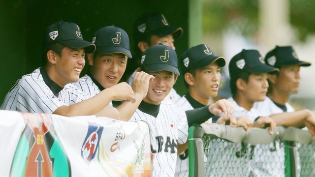 手前に高橋光成投手と岡本和真選手（写真:日刊スポーツ/アフロ）