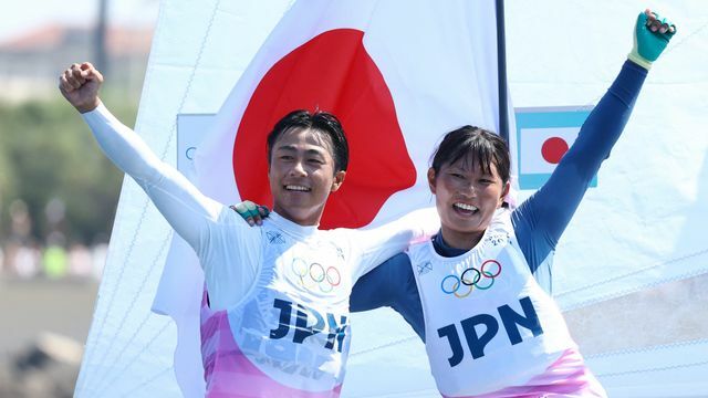 パリ五輪のセーリングで銀メダルを獲得した岡田奎樹選手と吉岡美帆選手(写真：ロイター/アフロ)