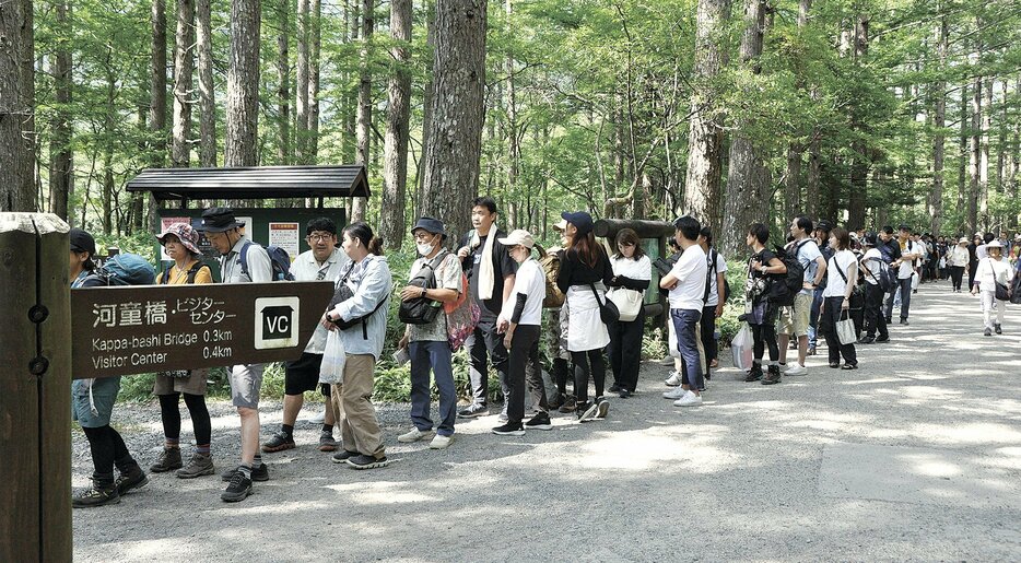 11日の「山の日」の上高地では、帰りのシャトルバスを待つ行列がバスターミナルから300メートル以上離れた河童橋に達した