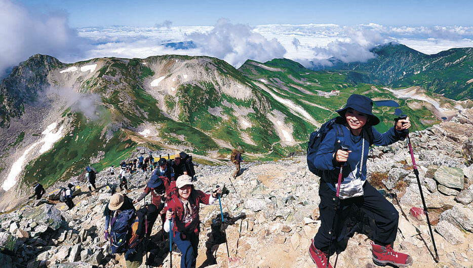 青空の下、雄大な景色を楽しむ登山客＝立山・雄山山頂付近