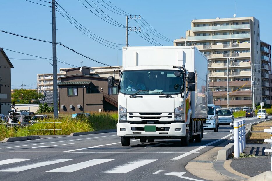 こちら側が停止線手前で停車していれば、バスやトラックなどの大型車両であっても右左折に支障はないはず