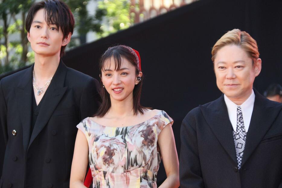 映画「ラストマイル」のイベントに登場した（左から）岡田将生さん、満島ひかりさん、阿部サダヲさん