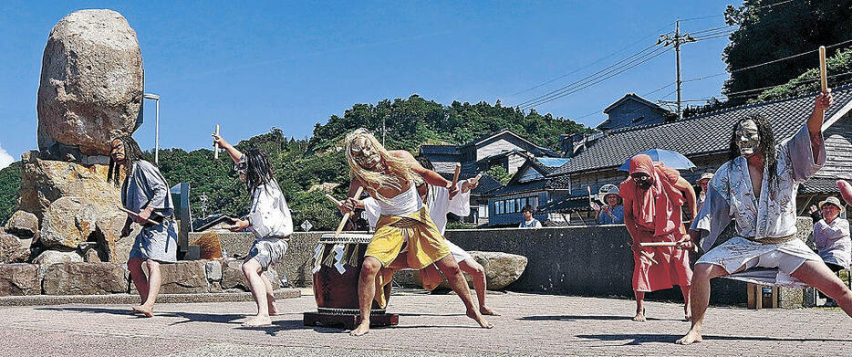 名舟大祭で御陣乗太鼓を奉納する男衆=輪島市名舟町