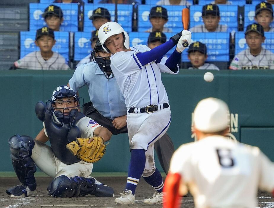 霞ケ浦―智弁和歌山　タイブレークの11回表霞ケ浦2死二、三塁、片見が勝ち越しの遊撃内野安打を放つ。捕手上田＝甲子園