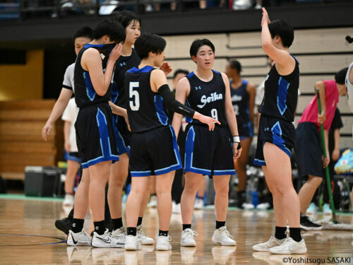 昭和学院に敗れた福岡県代表の精華女子 [写真]＝佐々木啓次