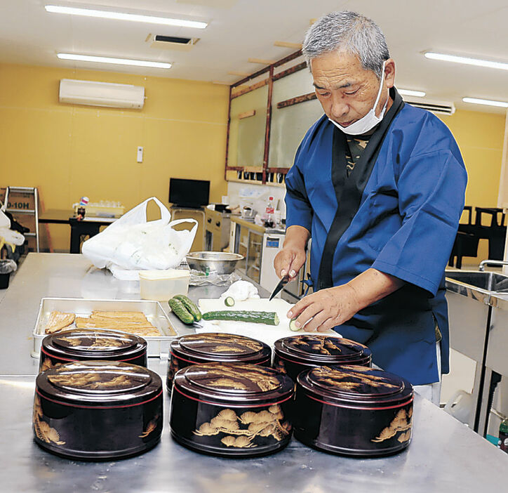 仮設店舗での営業開始へ準備を進める坂本さん＝七尾市一本杉町