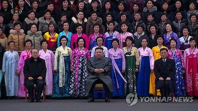 昨年12月に開かれた「全国オモニ（お母さん）大会」に出席した金正恩国務委員長（中央）＝（朝鮮中央テレビ＝聯合ニュース）≪転載・転用禁止≫