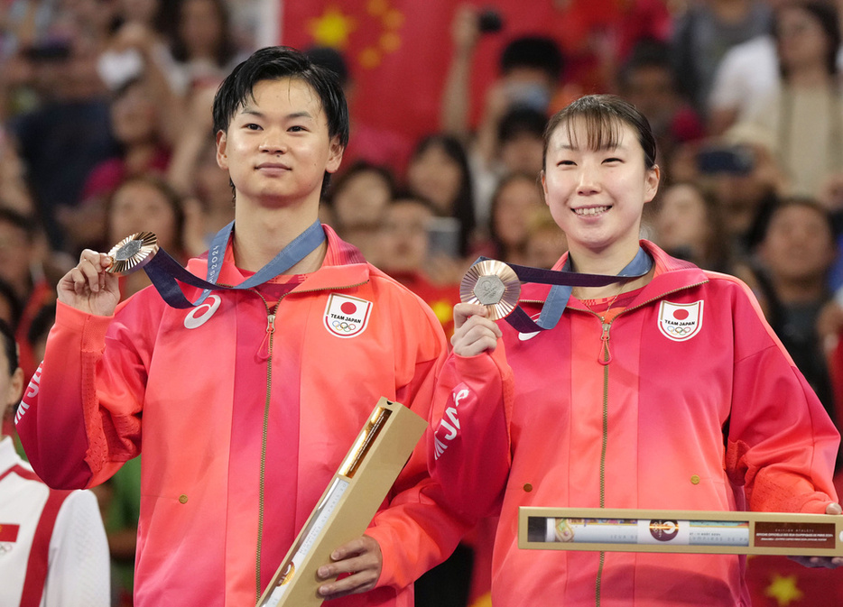 パリ五輪のバドミントン混合ダブルスで、2大会連続の銅メダルを獲得した渡辺勇大（左）と東野有紗＝2日、パリ（共同）