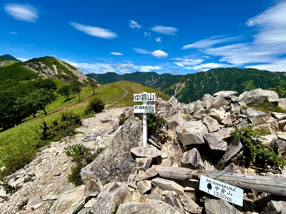 眺望が素晴らしい中倉山の山頂