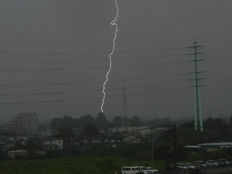 蓮田、岩槻方面に落ちた雷＝19日、午後5時24分ころ、さいたま市北区の埼玉新聞社から