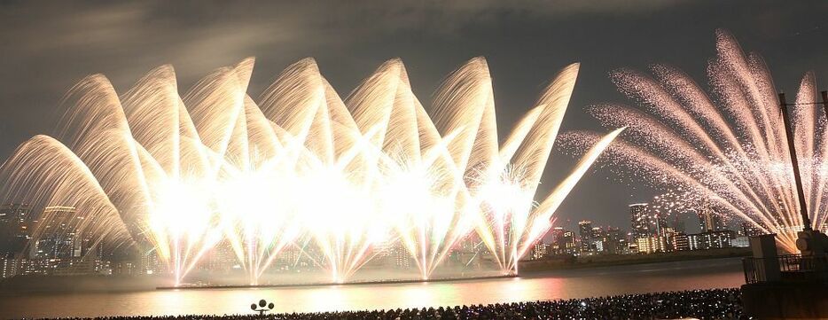 水面を揺らすような花火の数々