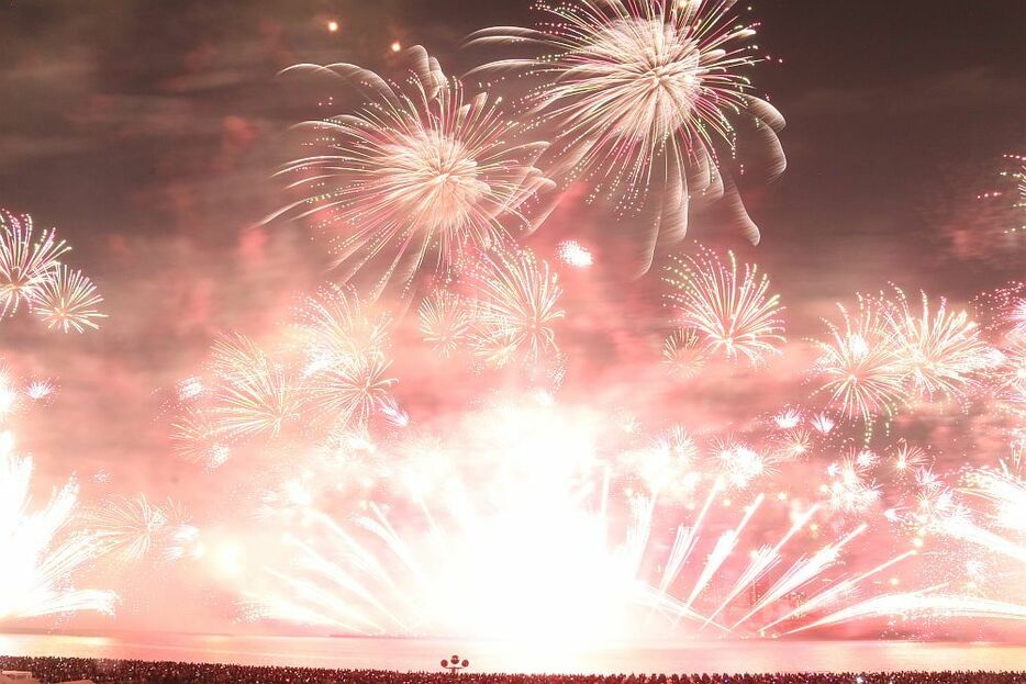 淀川の上に浮かぶような花火