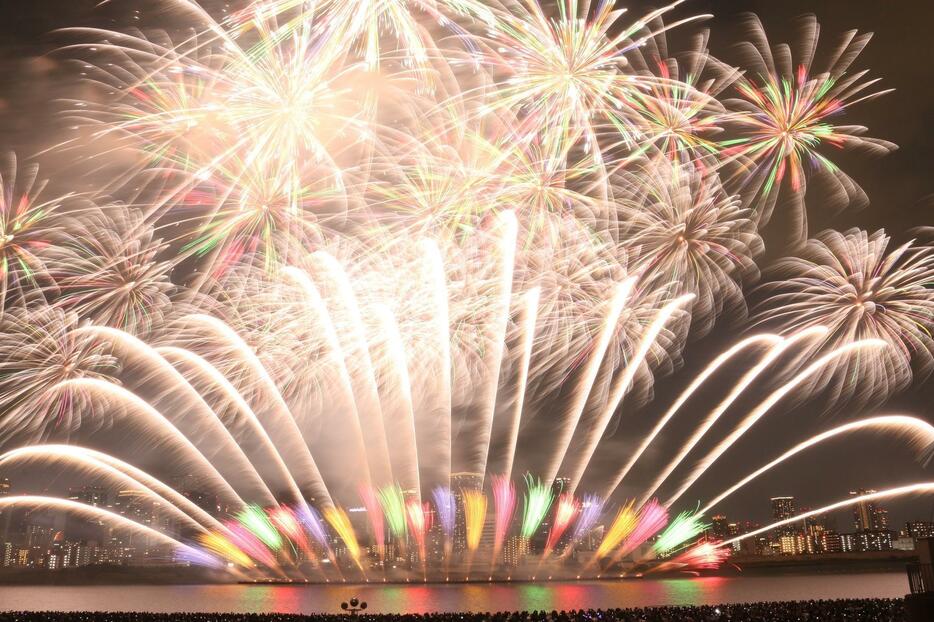 大阪の夏の風物詩としても知られる「なにわ淀川花火大会」が3日夜、大阪市の淀川河川敷で行われ、夜空に鮮やかな大輪を咲かせ、訪れた見物客らを楽しませた＝3日夜、大阪市内で（写真はすべて長時間露光）