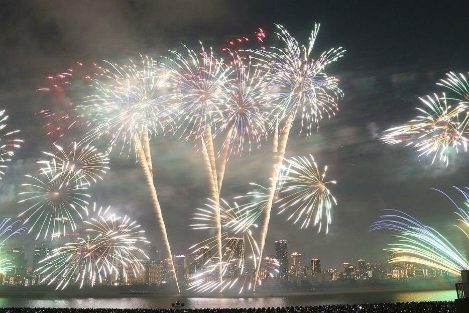 天に伸びるような花火も魅力的