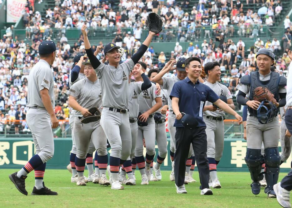 　初の４強入りを決めた青森山田ナイン（撮影・伊藤笙子）