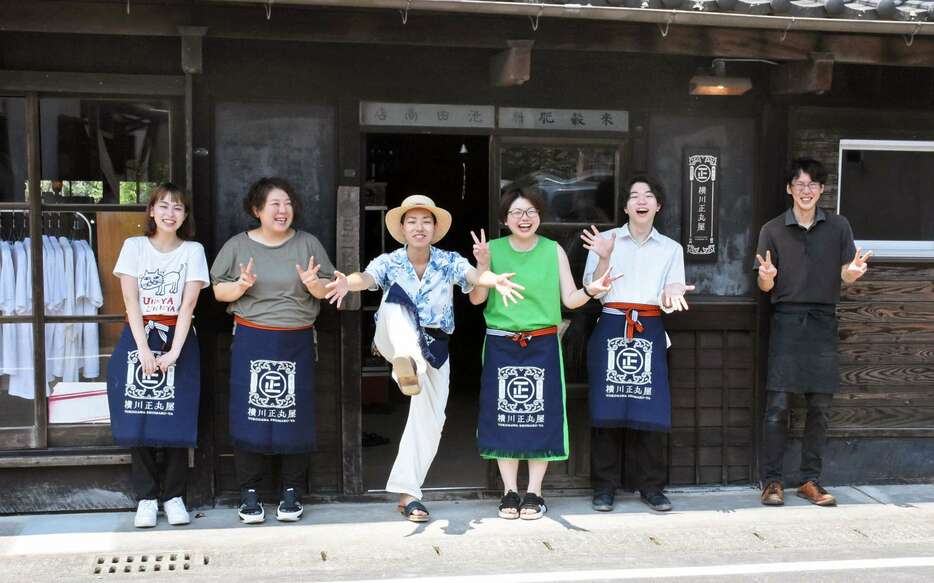 横川正丸屋の開業を喜ぶスタッフ＝霧島市横川町中ノ