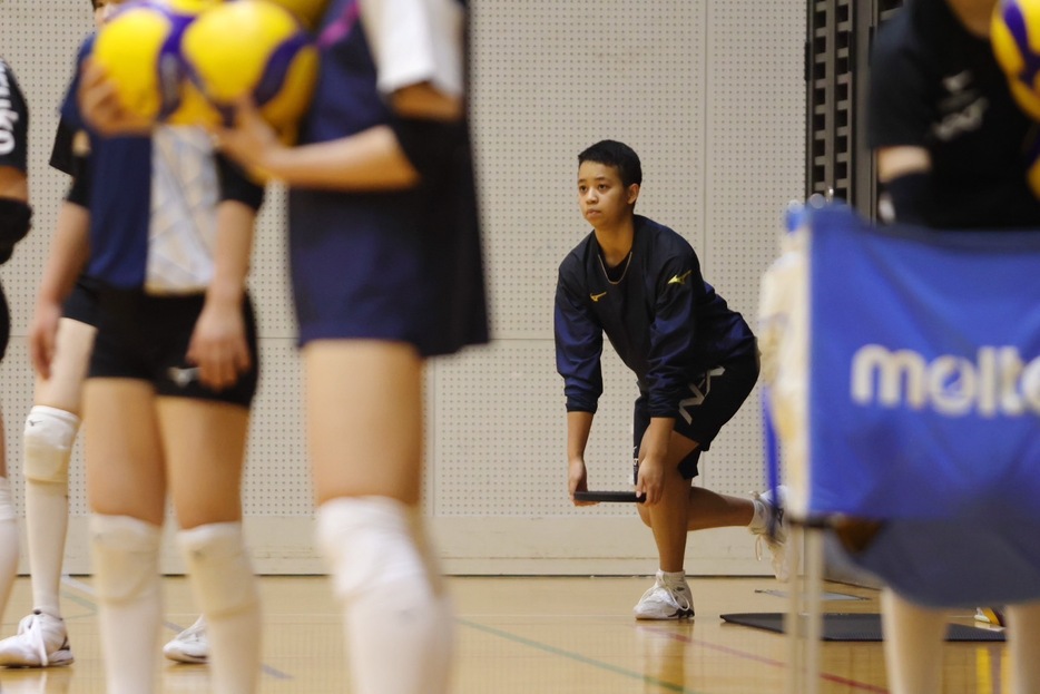 昨年11月、春高に向けて熱の入る練習を外れ、一人トレーニングに励む平野。その後手術を経て、つらいリハビリがスタートした