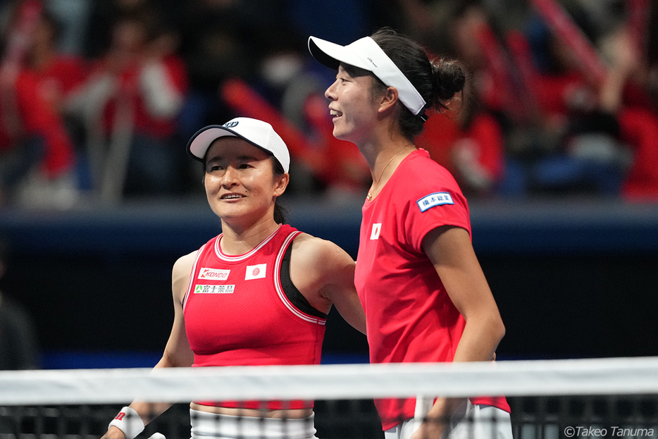 青山修子（写真左）と柴原瑛菜（写真は4月のBJK杯でのもの／写真：田沼武男 Photo by Takeo Tanuma）