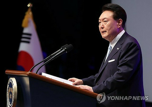 光復節の記念式典で演説する尹大統領（大統領室通信写真記者団）＝15日、ソウル（聯合ニュース）